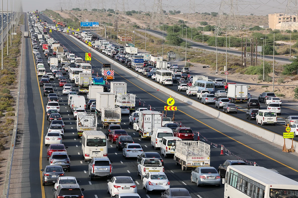 Sharjah Dubai commute E11 highway traffic jam, UAE rush hour cityscape - Morning gridlock: Dubai and Sharjah commuters face traffic delays ...