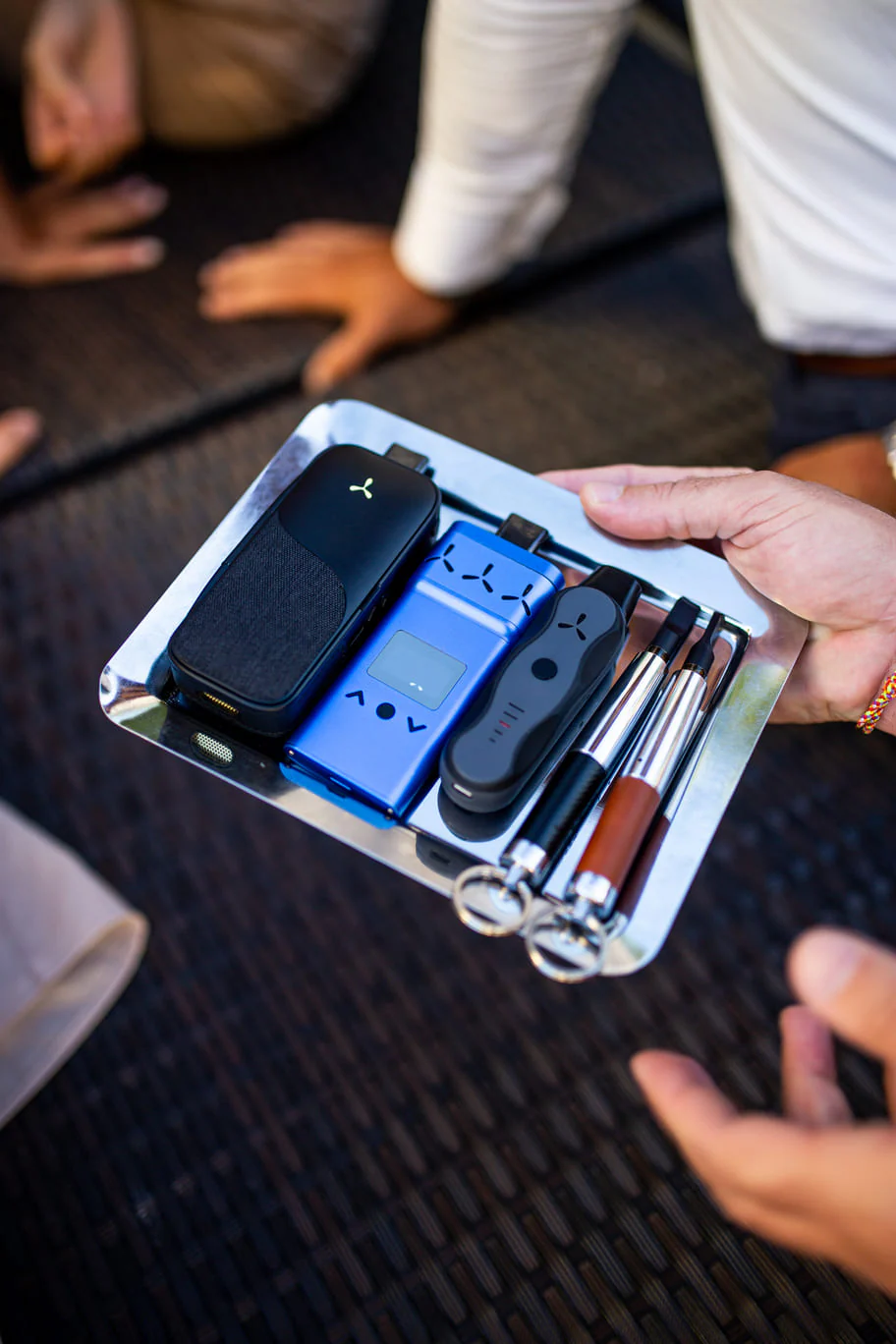 Ergonomic vape professional use, Compact vape between meetings, Discreet vape in hand office - Discreet Vape Guide: Cannabis Consumption Without Compromise – Apollo